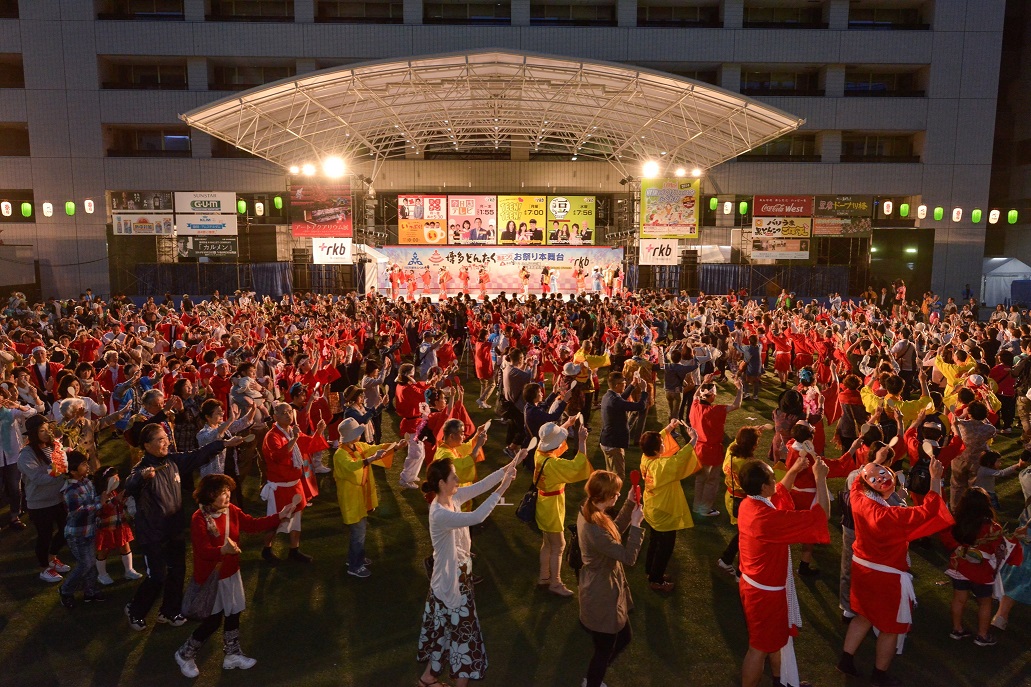 市内各地に設置される演舞台での歌や踊り