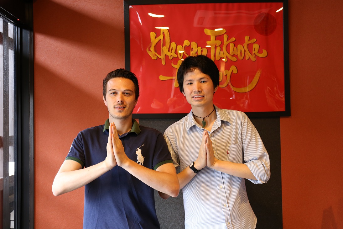 관광 FFJ マネージャーのゴッド氏とプレゼンターのサム