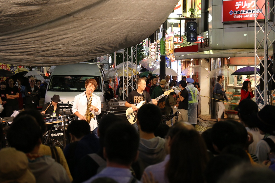 至近距離で行われるアーティストのライブ